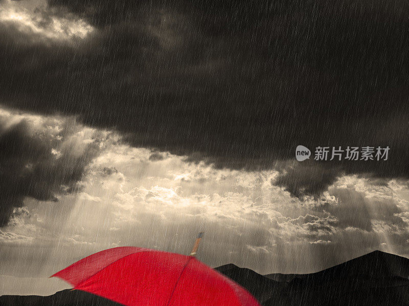 红色的雨伞和雨天晴朗的天气在希腊的自然