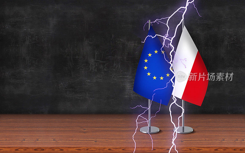 国与国冲突概念;欧盟和波兰3D课桌旗帜与雷声一起站立在桌子上，前面的黑板背景有很大的拷贝空间。