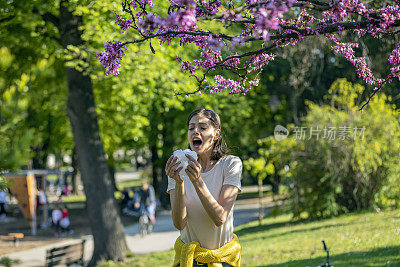 有吸引力的女人在户外是过敏