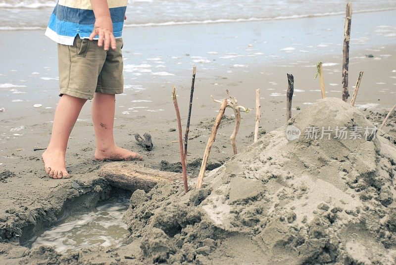 在海滩上建造沙堡的孩子