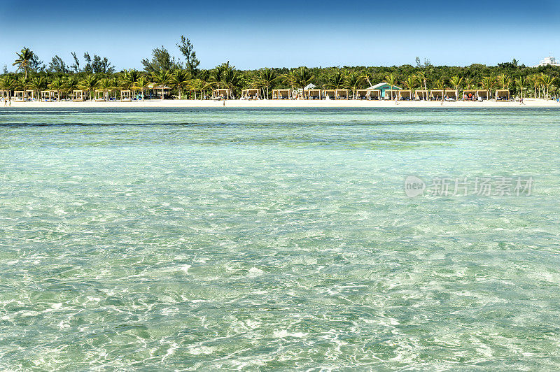 热带海滩与绿松石水。加勒比