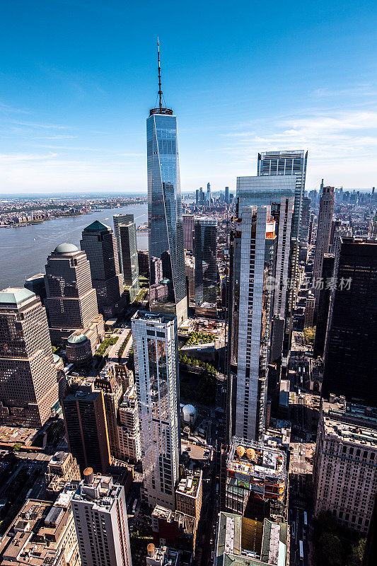 从直升飞机上俯瞰曼哈顿下城，可以看到世界贸易中心一号大楼