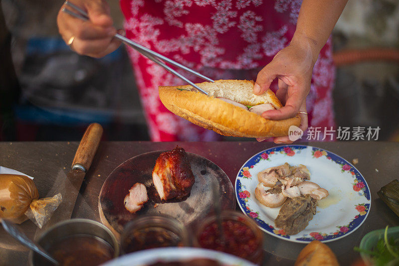 一名越南妇女正在准备越南街头小吃