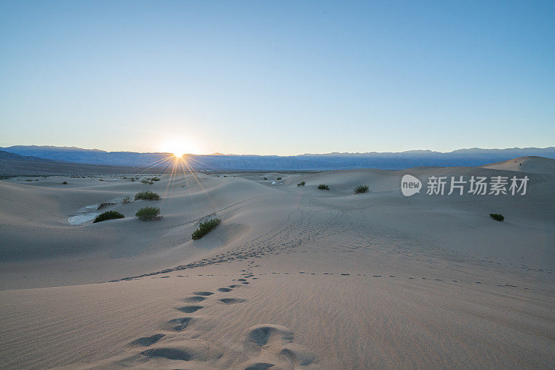 美丽的沙丘日落在死亡谷国家公园