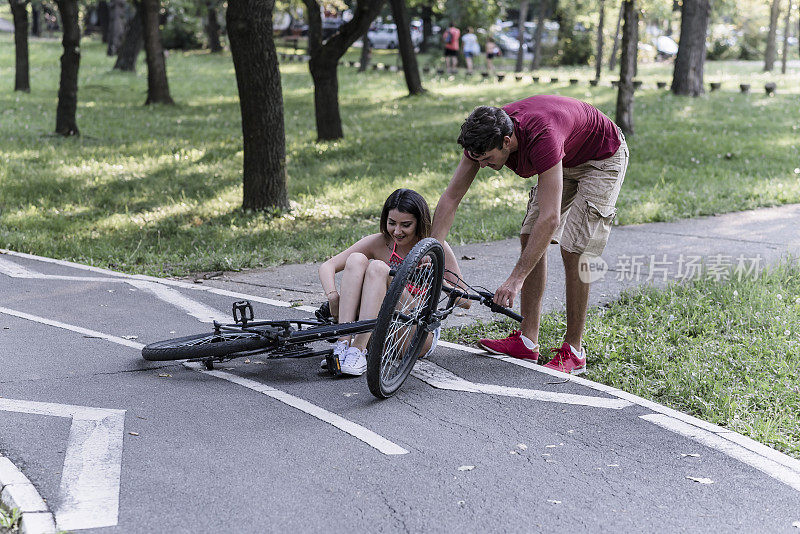 年轻女性骑自行车遭遇意外