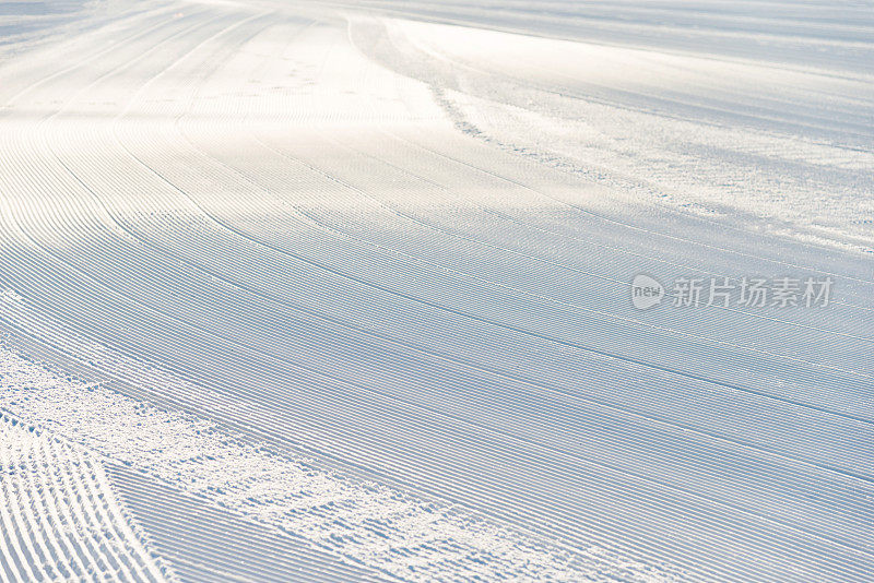 新修整的滑雪坡道背景