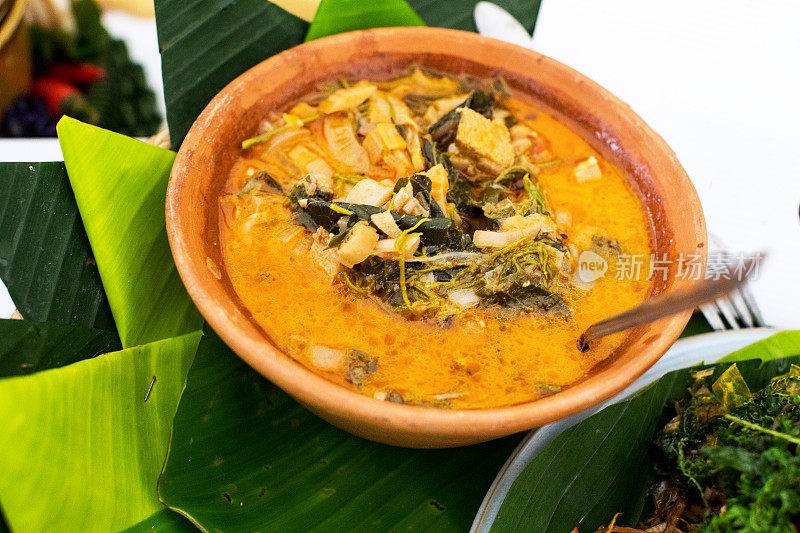 辛辣的泰国食物，椰奶，香蕉花和莲花