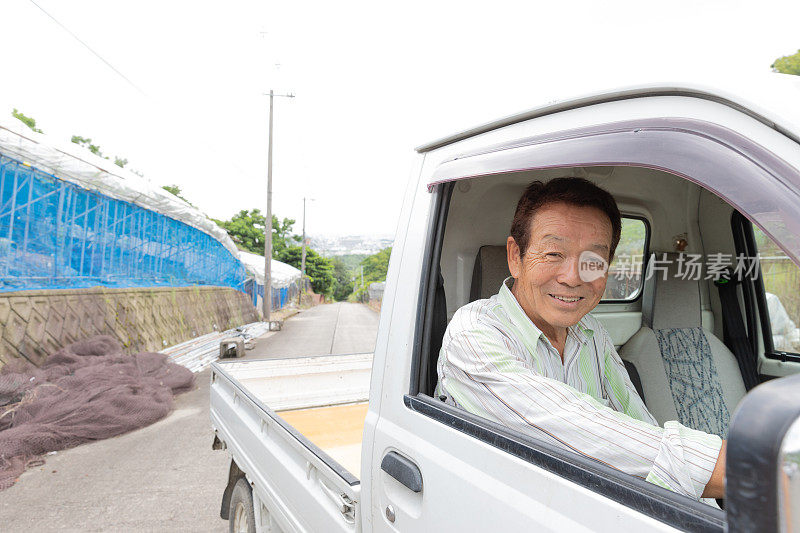 日本老人开着小卡车