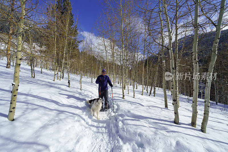 在风景优美的山地环境中穿雪鞋的男人