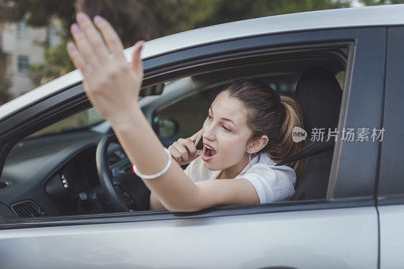 愤怒的女人被困在交通堵塞中