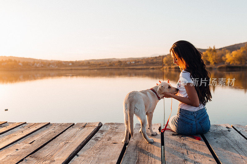 年轻漂亮的女人和她的狗