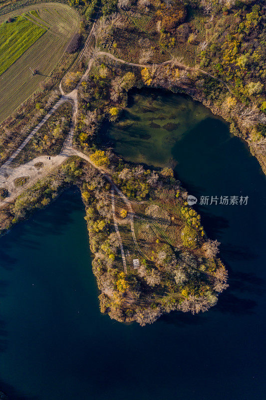 鸟瞰图粉碎的石头采石场岛