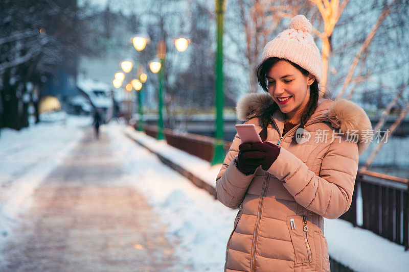 女人在冬天用手机