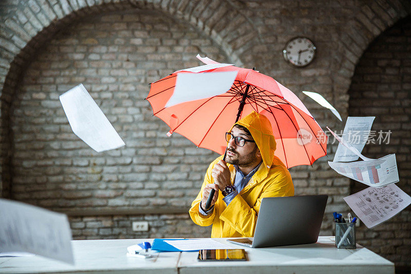 办公室里的报告像雨一样多!