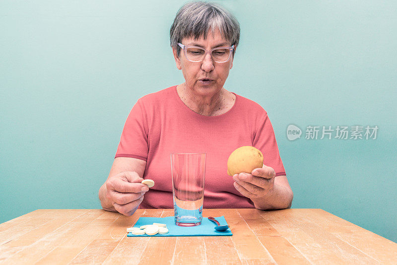 老年妇女服用维生素C泡腾片提高她的免疫系统
