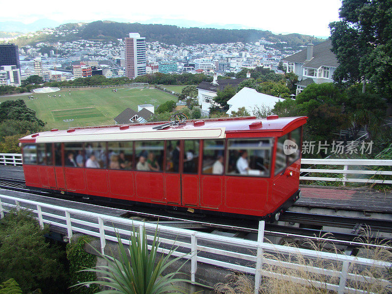 游客和乘客乘坐著名的惠灵顿缆车