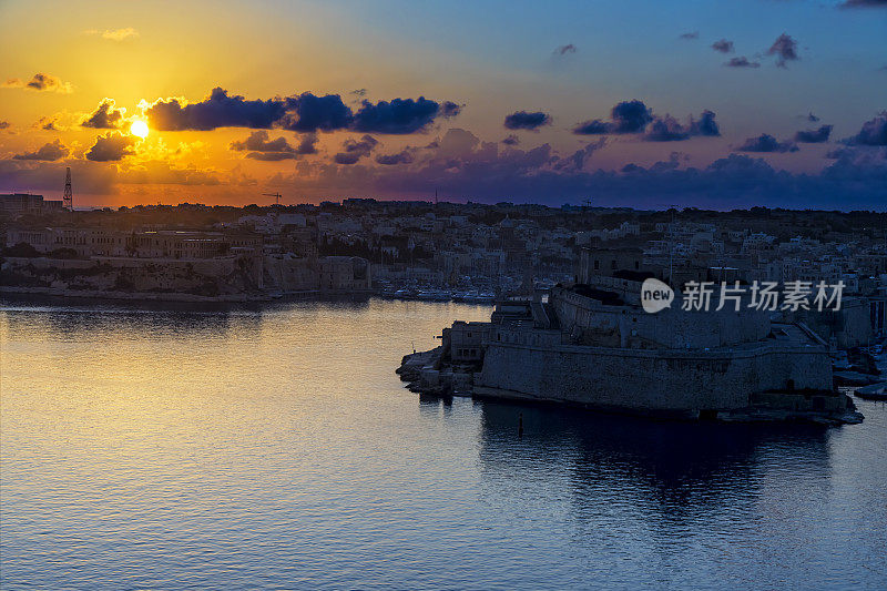 马耳他——地中海旅游目的地，日出俯瞰著名的三个城市
