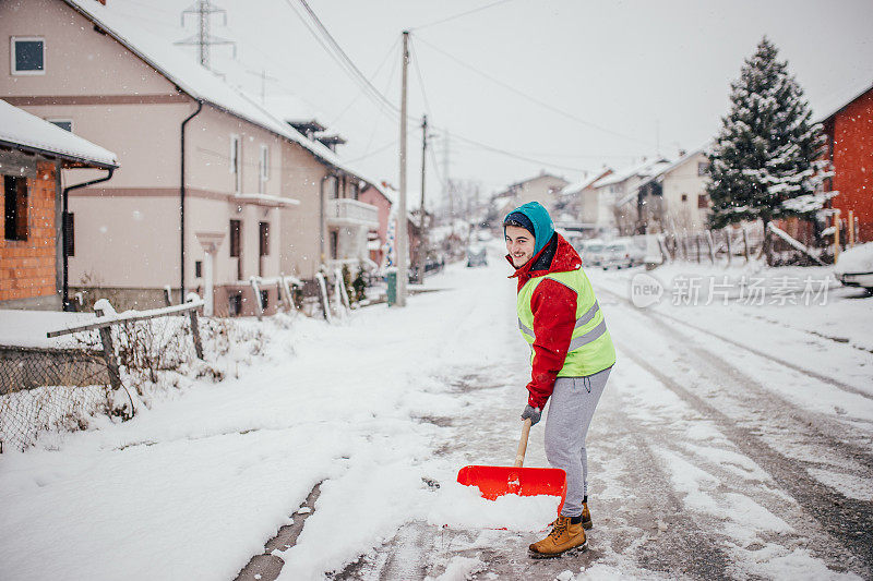 拿着雪铲的男人