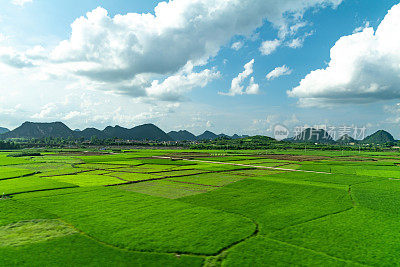 在中国桂林，从高铁上看美丽的乡村风景