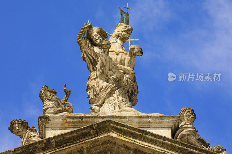 圣雅克雕像放在拉克希神庙的顶部
