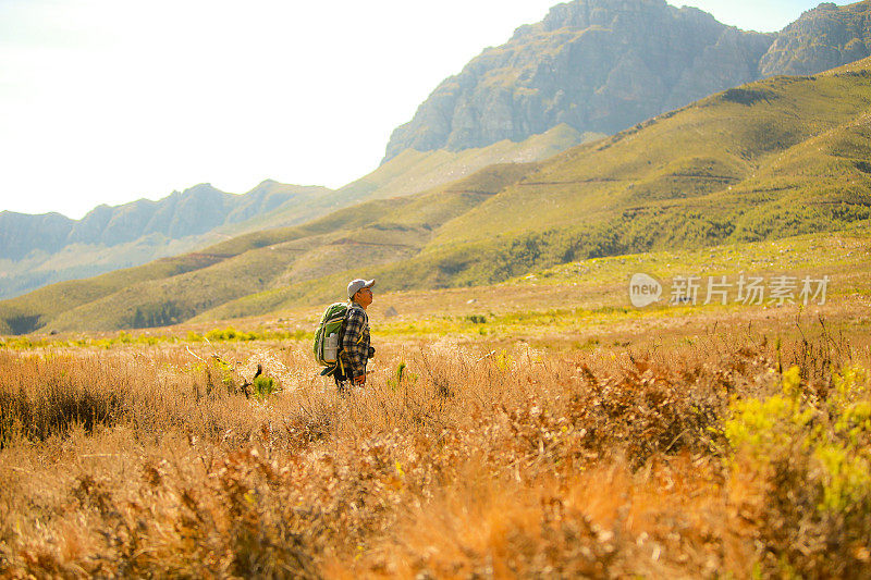 一名亚洲男子在南非开普敦的杨克肖克自然保护区旅游