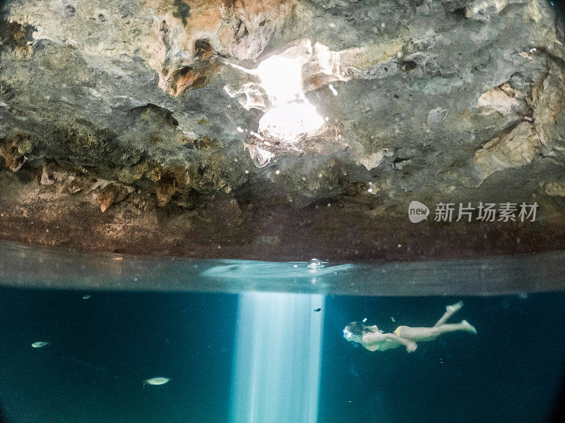 水下女子在墨西哥天坑潜水的镜头