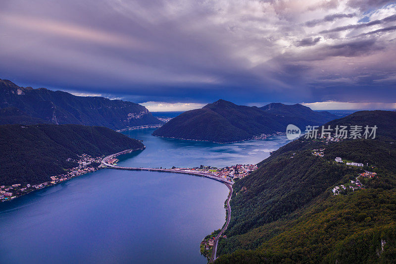 日落时分的卢加诺湖和瑞士阿尔卑斯风景——瑞士的提契诺