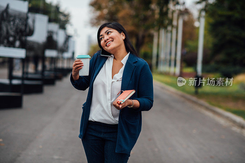 快乐的亚洲女人下班回来享受