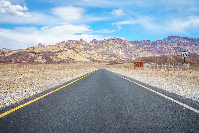 在美国加州死亡谷国家公园的路上，艺术家们驱车前行
