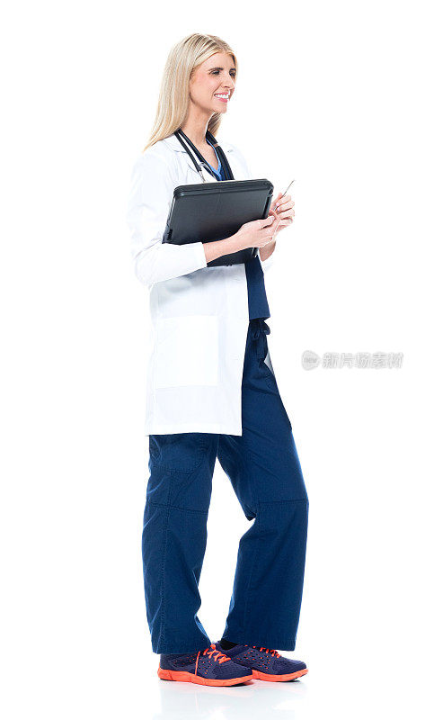 白种年轻女医生穿着实验服拿着检查单站着