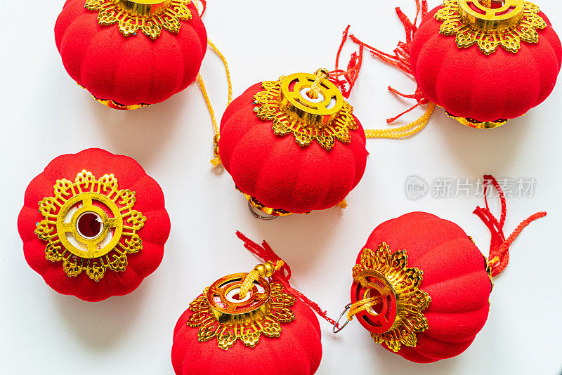 白色背景上的红色中国灯笼。中国传统节日红灯笼。