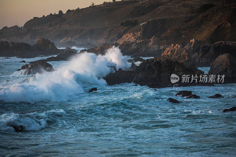 巨浪撞击岩石-美丽的蓝色的水-高速公路1大苏尔加州海岸海滩背景