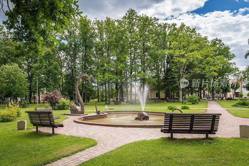 在拉脱维亚Gulbene，有天鹅雕塑的Jaunatnes公园
