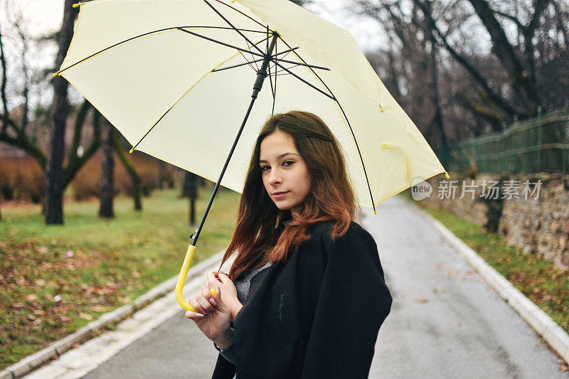 美丽的年轻女子享受着雨天