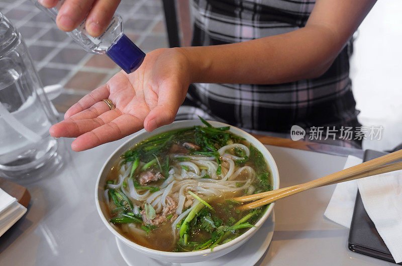 印尼妇女在进食前使用洗手液