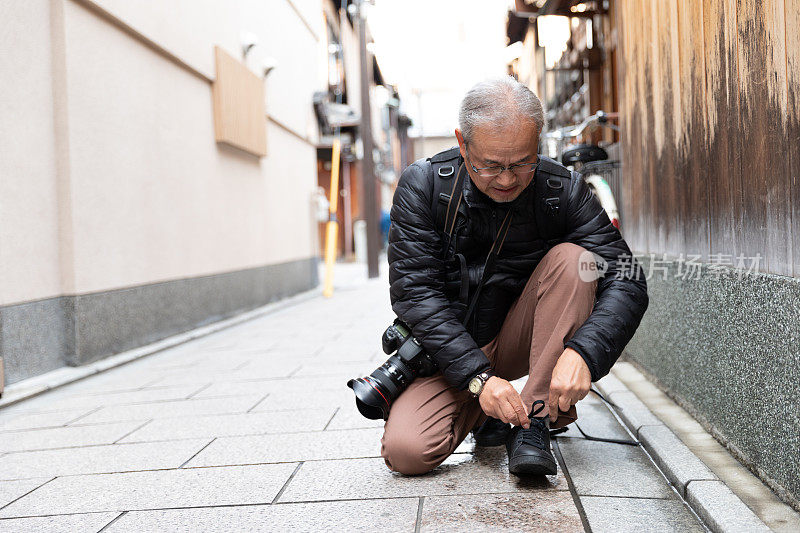 日本老人在老城享受假期