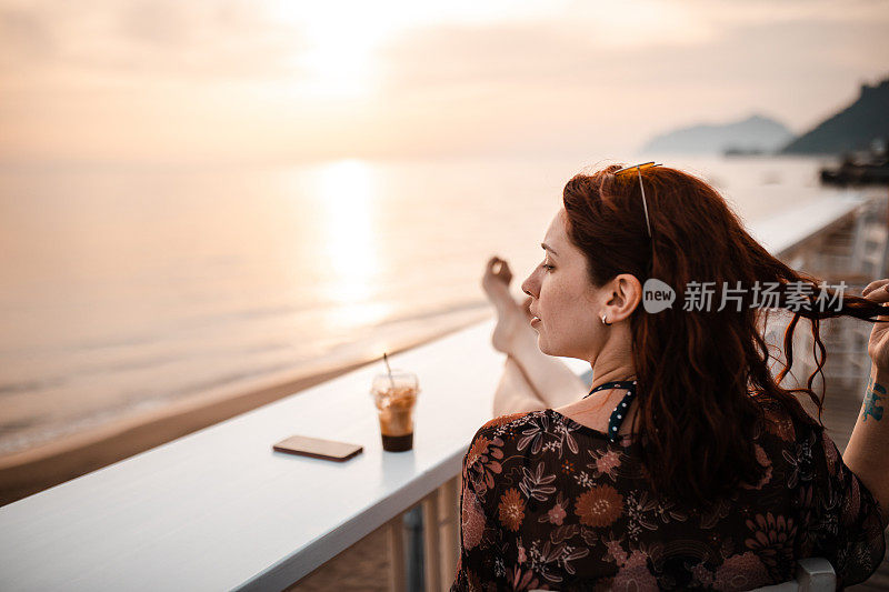 爱奥尼亚海上的美丽女子在欣赏夕阳