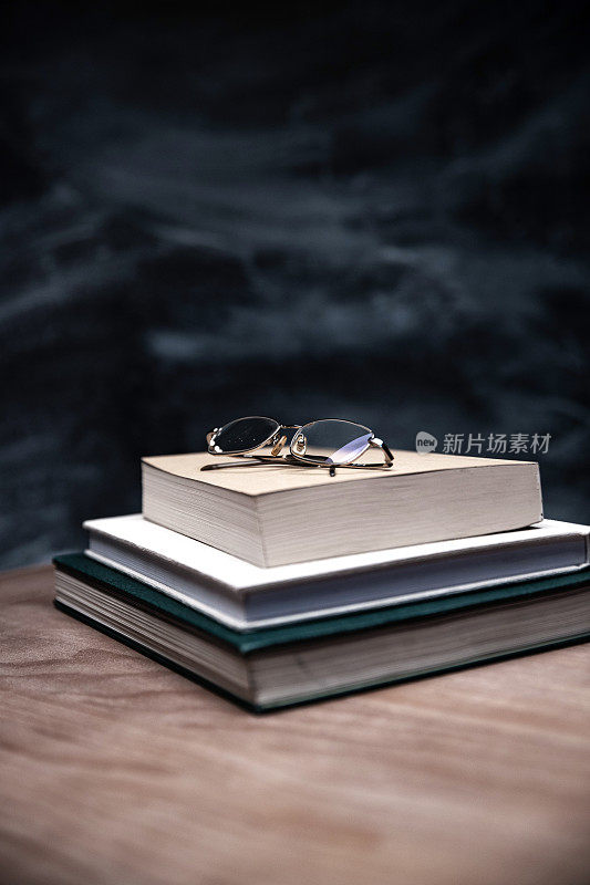 桌子上的书和眼镜