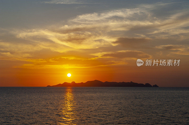 岛屿和海面上的日落