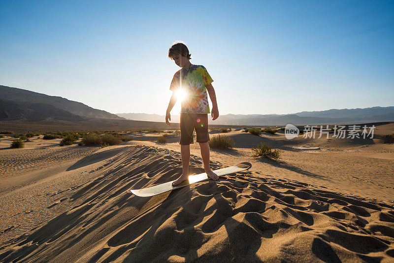 一家人在加州死亡谷的沙丘上玩耍