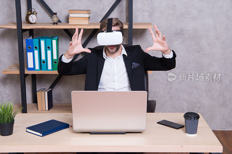 虚拟工作空间。商人探索虚拟现实。在虚拟现实中互动。企业采用现代技术。男人正装工作三维网络空间。工程和设计。现代工具