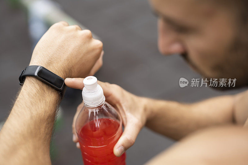 男人检查智能手表可穿戴科技运动智能手表在健身、跑步、散步。