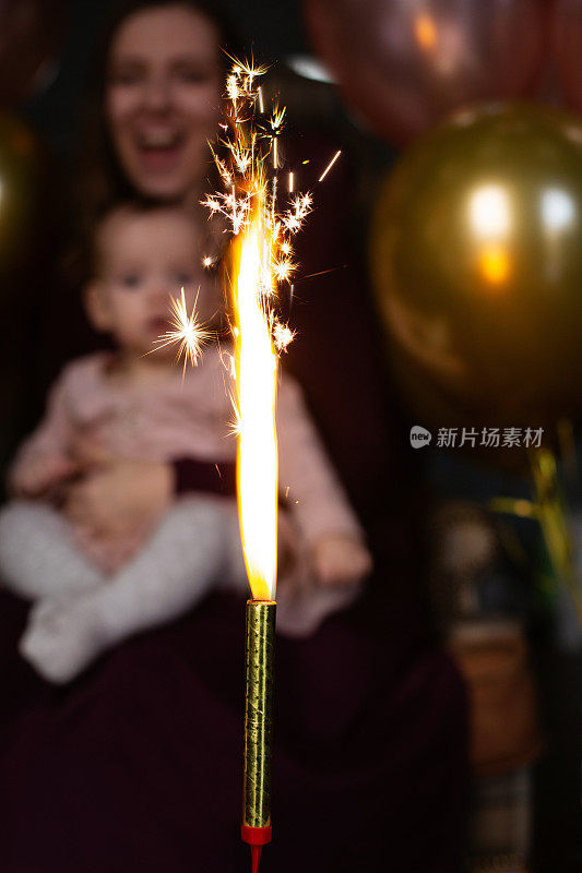 一岁生日蜡烛的火花。宝宝的生日庆祝活动。