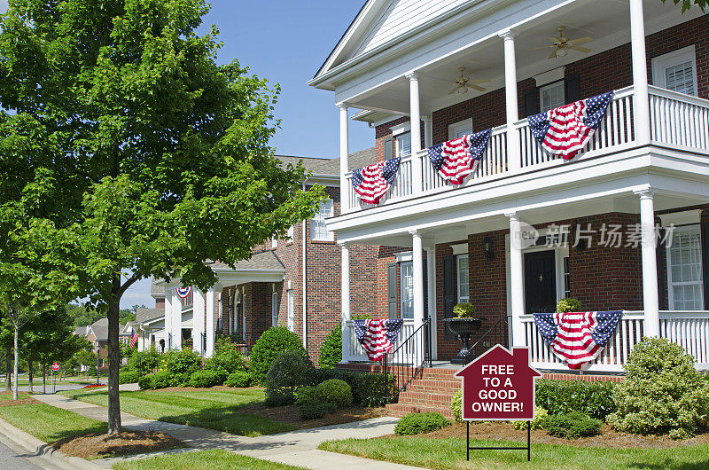 对好主人免费:在房子前面用美国国旗和彩旗警告金融危机