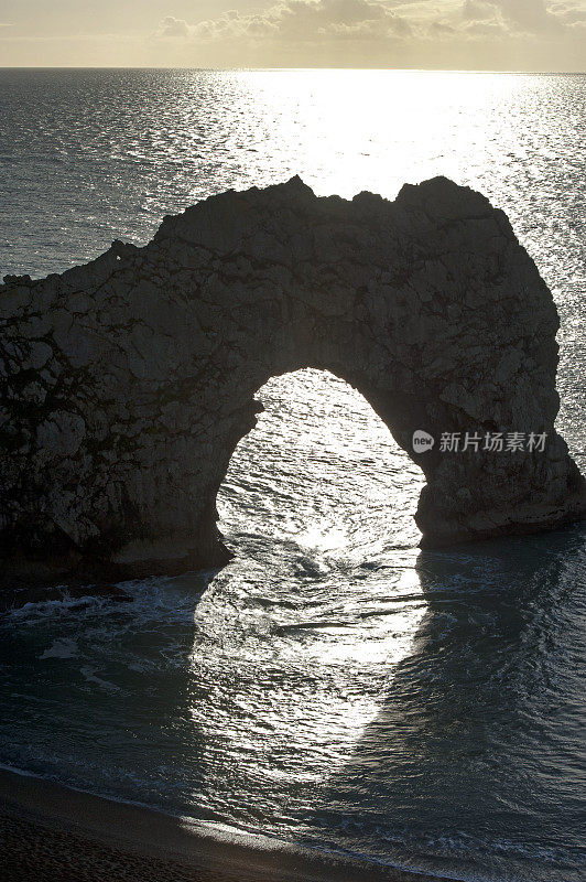 英格兰多塞特侏罗纪海岸的拱门剪影