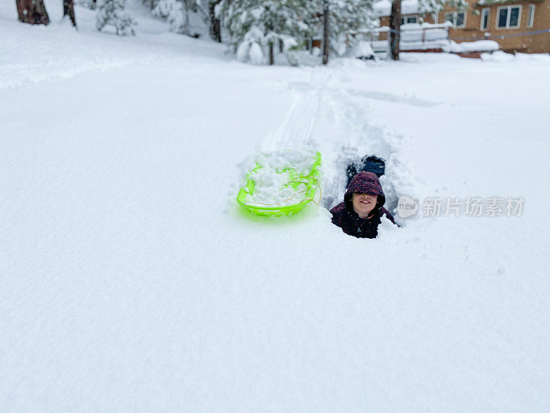 爱玩的孩子喜欢和享受加州风暴的厚雪