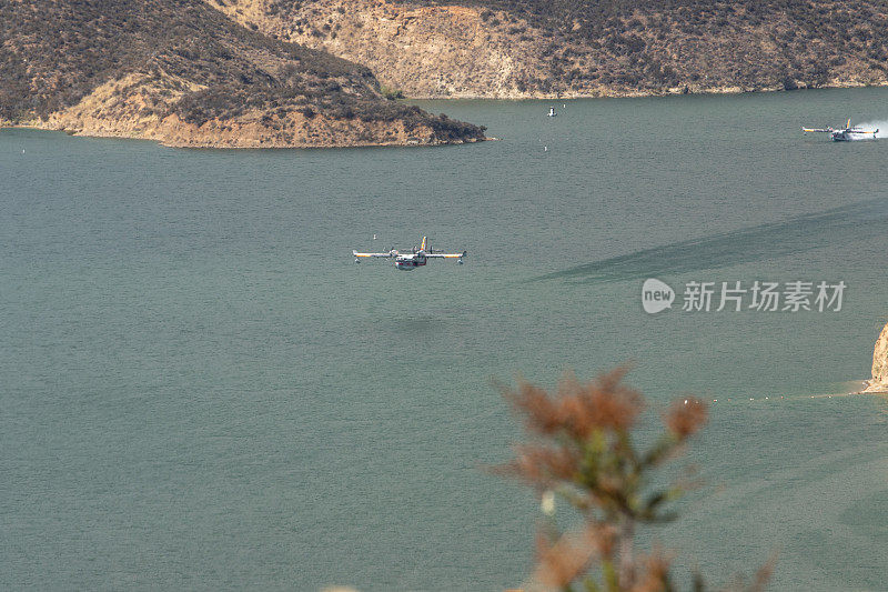 超级铲斗两栖消防飞机从湖中取水