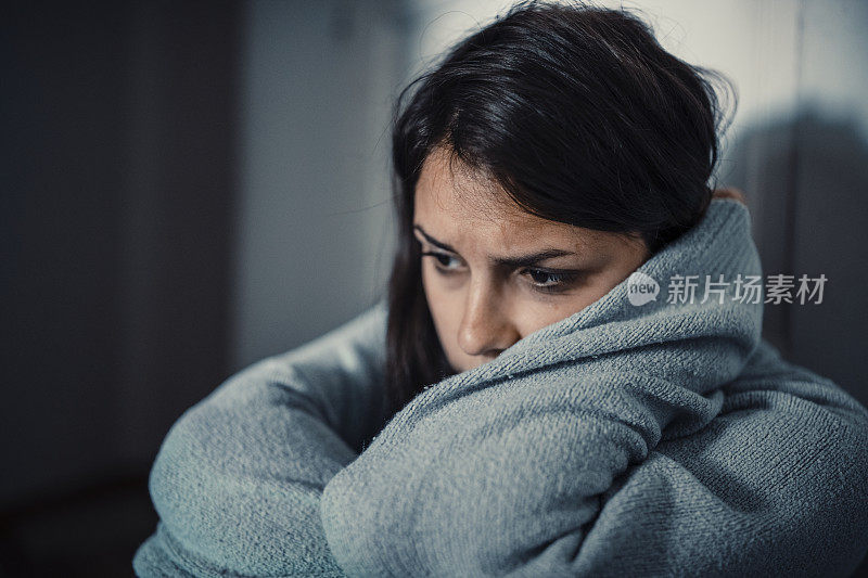 一个与抑郁症斗争的悲伤女人的肖像