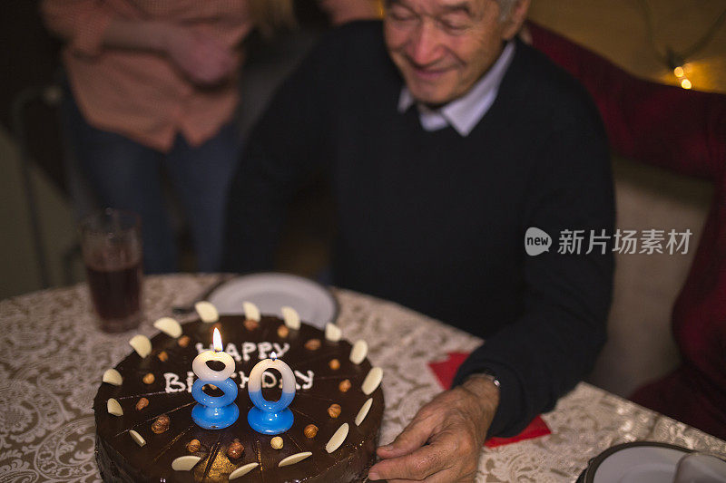 老人在家里庆祝八十大寿