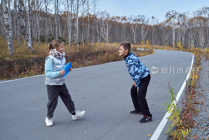 孩子们在争夺飞盘